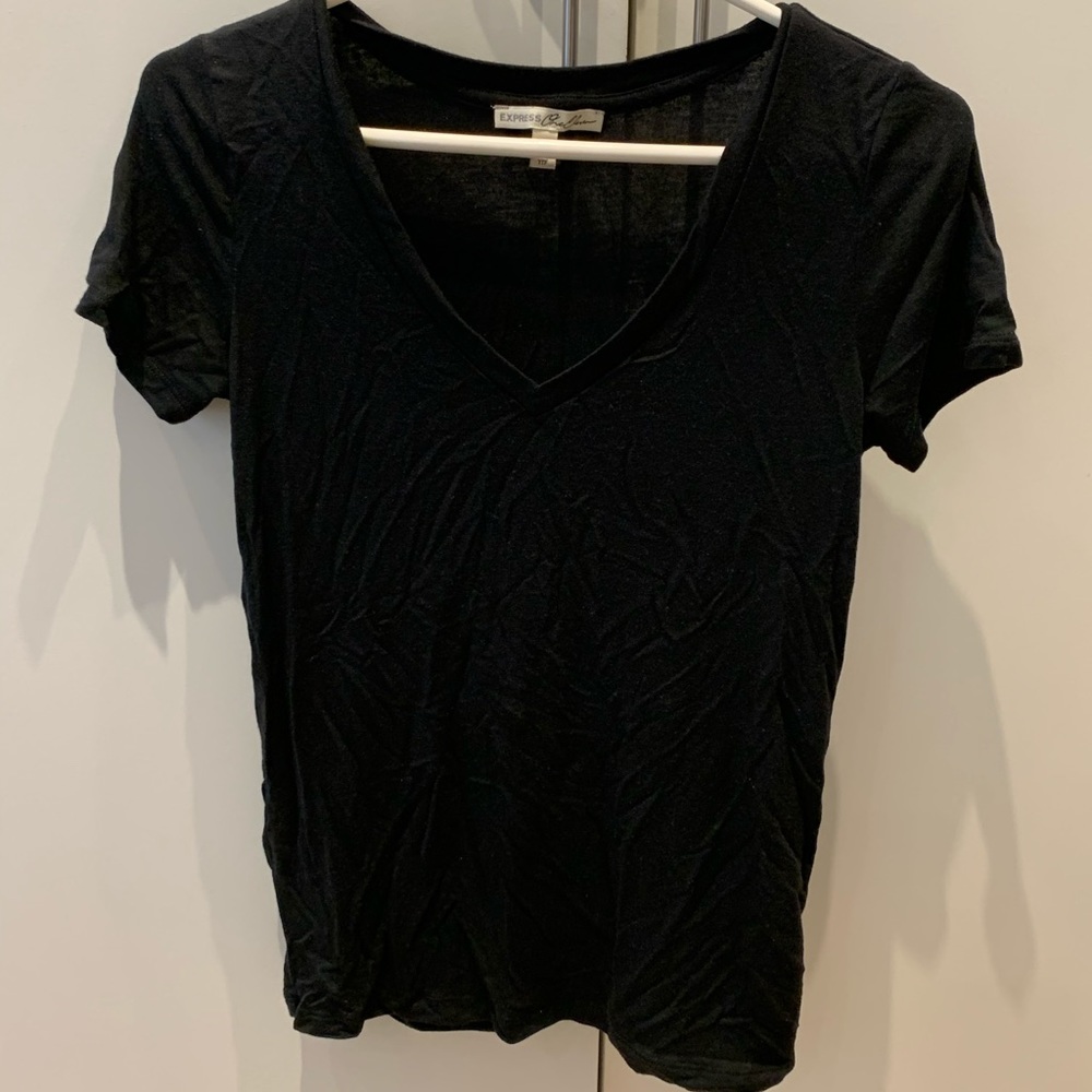 v-neck navy blue t-shirt